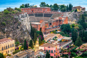 Il Teatro Antico di Taormina è un gioiello storico che affascina i visitatori con la sua imponenza e la vista panoramica spettacolare.